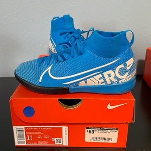 Indoor soccer shoes